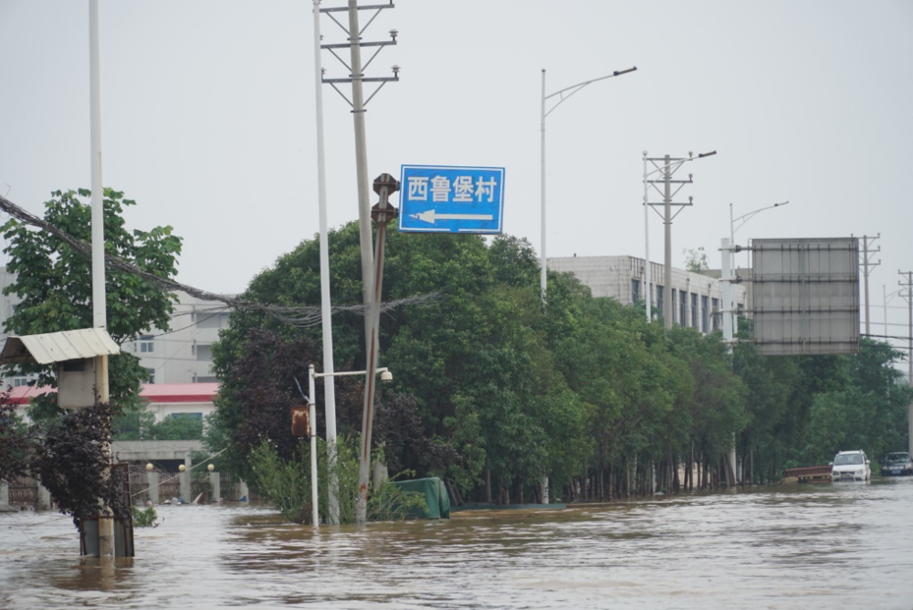 在一場特大暴雨過後,突如其來的洪水自新鄉西北部向南橫掃過輝縣,鳳泉