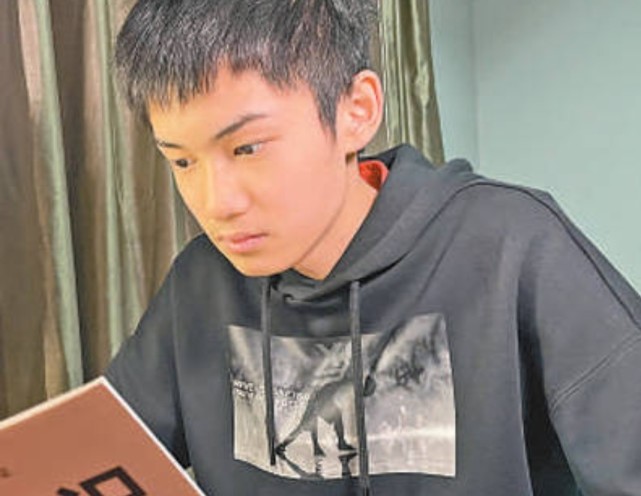 英雄出少年年仅16岁的盛李豪拿下银牌顺毛发型像刚起床可爱