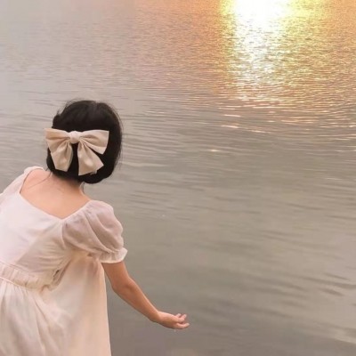 "很有感觉的唯美女生背影头像"