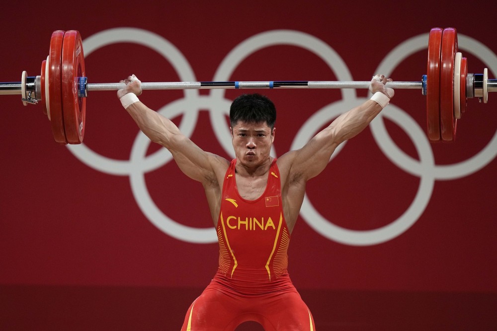在奥运会男子举重61公斤级比赛中,中国选手李发彬以抓举141公斤,挺举