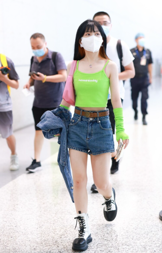 赖美云也是个时髦精绿色背心配牛仔短裤清新自然活力十足