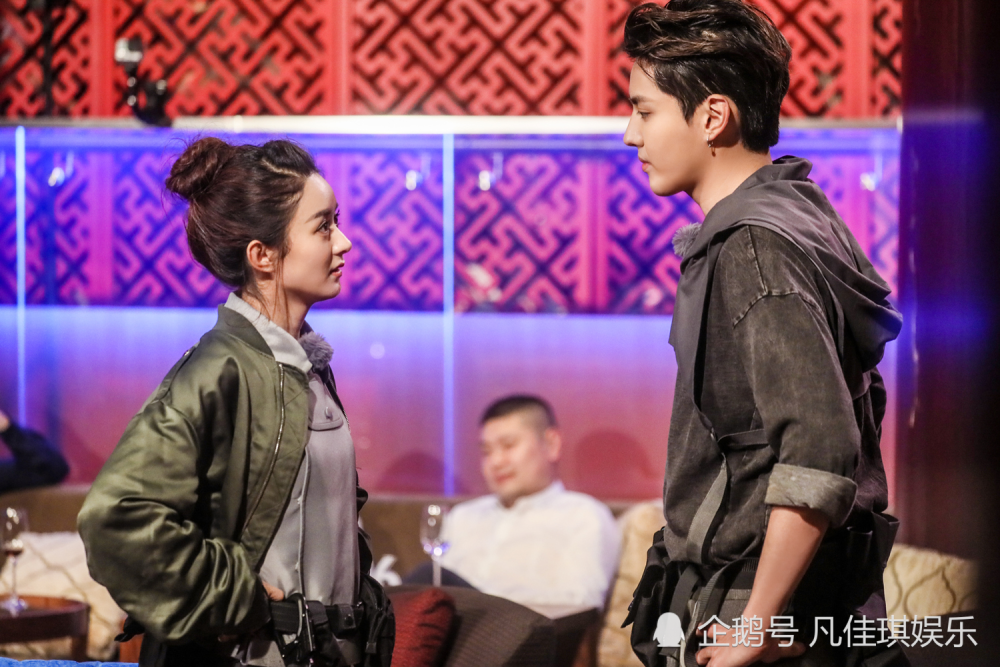 最值得注意的是,赵丽颖曾在一次跨年演唱会中戴过同款耳返,并与吴亦凡