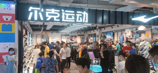 鸿星尔克郑州门店销售额激增,郑州市民:为我们郑州捐助那么多,太感动