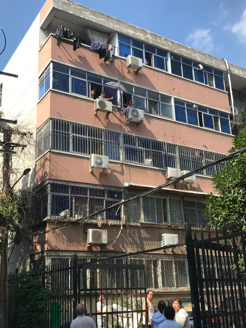 险四楼窗外新乡四岁女童爬坐空调室外机