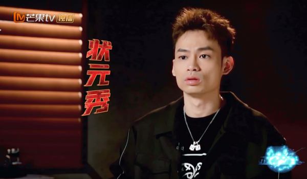 说唱节目果然火药味十足,小鸭哥才diss完aj,两个女生又吵了起来