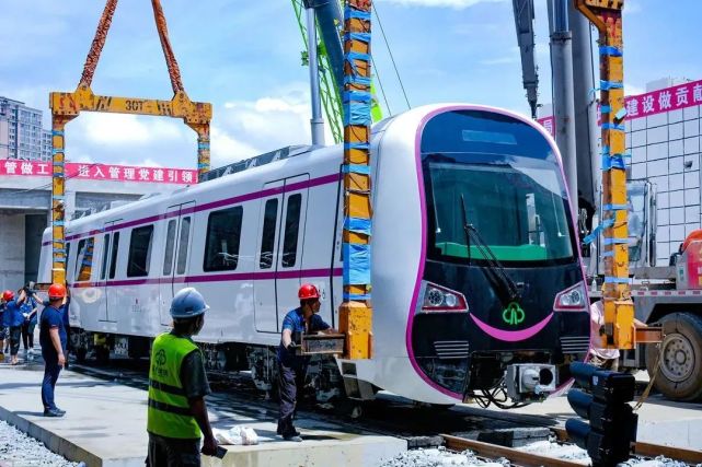 中国中铁及所属单位承建的福州地铁5号线1标停车场迎来了首列地铁列车