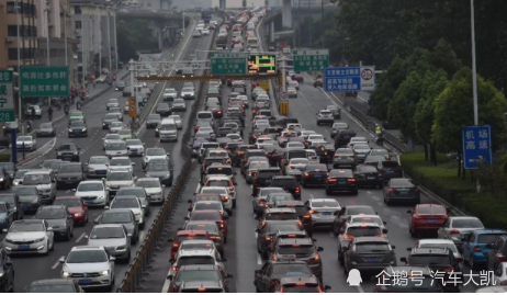 开车撞上违停车怎么办？交警说出来明确答案，双方车主都别争了