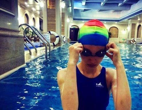 郑恺则是一位短跑运动员,也是国家二级运动员,这就不难理解为何他在