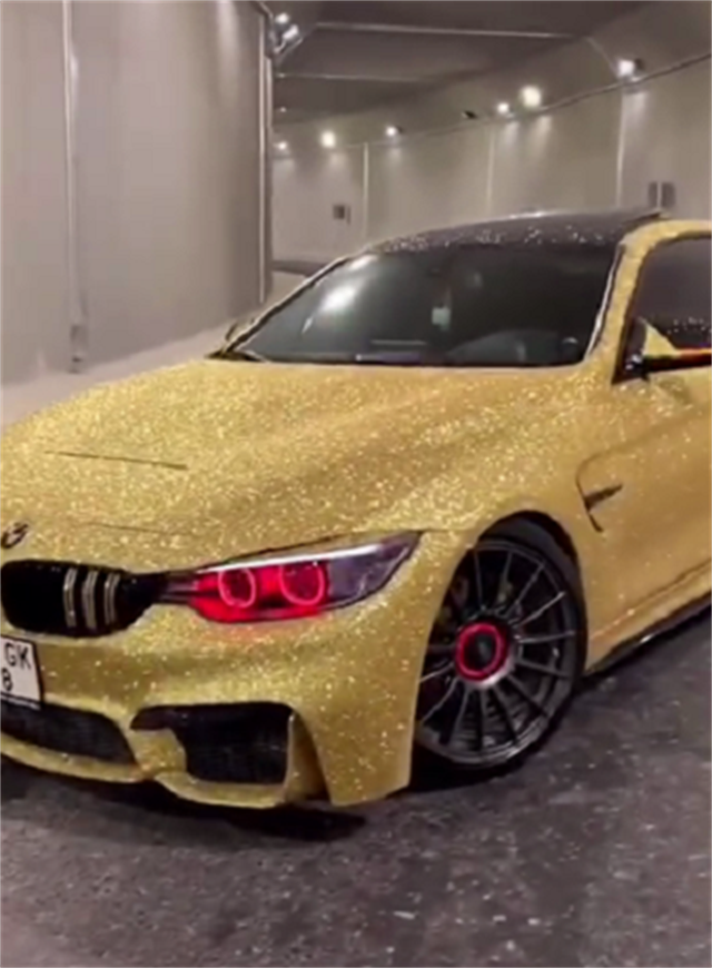 全车镶钻的宝马M4，整车金色亮闪闪，上街回头率百分百