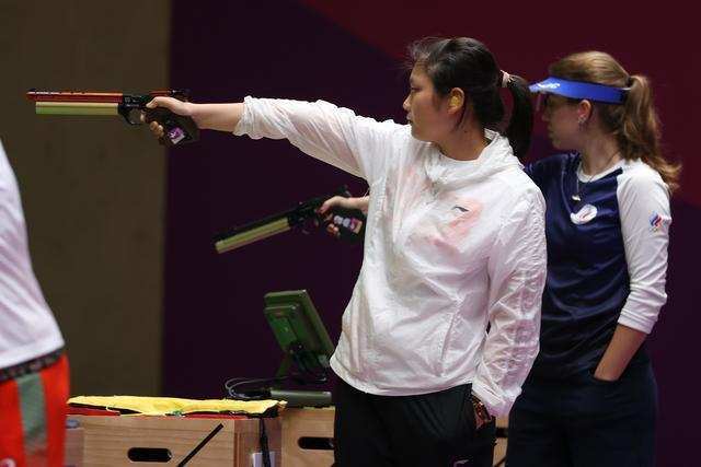 为何气步枪选手要穿厚重射击服,气手枪不需要?心跳都会影响夺冠