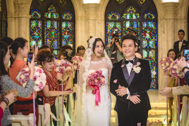 张杨果而和百克力的甜蜜爱情为你定制世界上只属于你的戒指