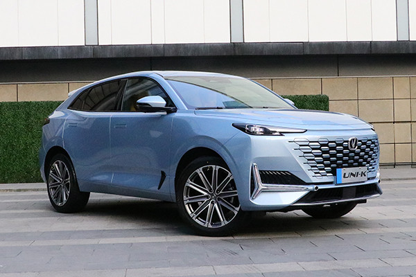 长安UNI系列要出首款轿车，外观大溜背，内饰大联屏，看着挺高端