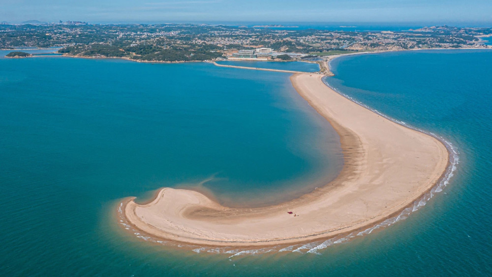 沙嘴由于海水流动速度减慢在海岸凹向陆地处平潭龙王头沙滩成为金色的