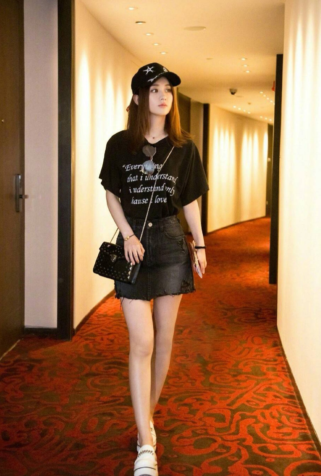 赵丽颖离婚后频繁捞金穿防晒衬衫配毛拖鞋身材消瘦看心疼