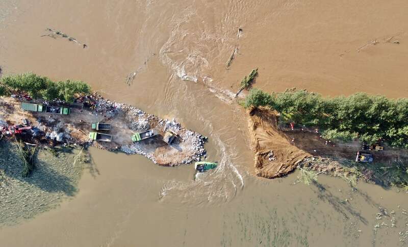 直击卫河决堤封堵:决口再次扩大_腾讯新闻