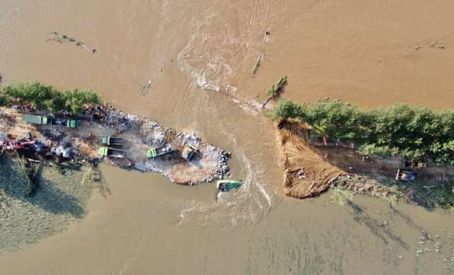 直击卫河决堤封堵:决口再次扩大