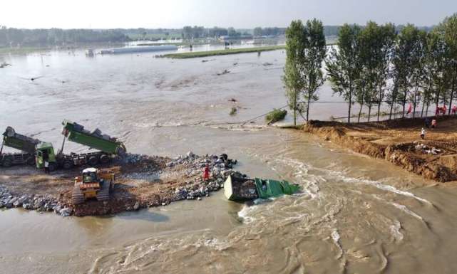 直击卫河决堤封堵决口再次扩大