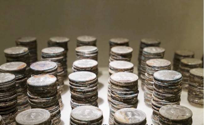 村民挖出上百枚袁大头引三方村民哄抢,袁大头究竟有多值钱?_腾讯新闻