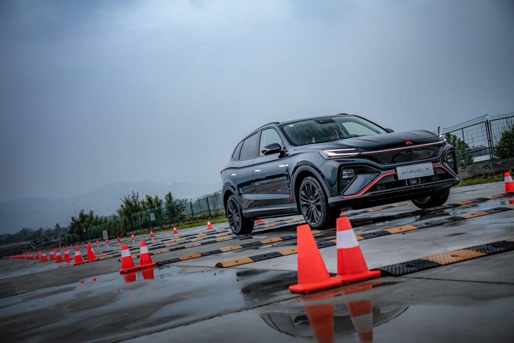 体验MARVEL R 视觉融合自动泊车新手的福音，4.8秒破百操控出色