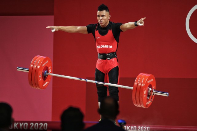 28岁农村小伙刷爆2大奥运纪录,中国教练冲上台狂欢