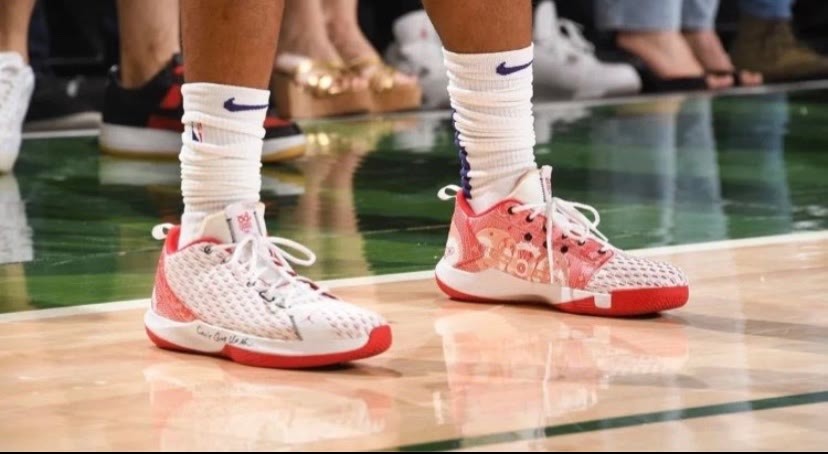 nba NBA球星上脚：闪击7蓝粉配色太帅，阿迪面包鞋夺人眼球！