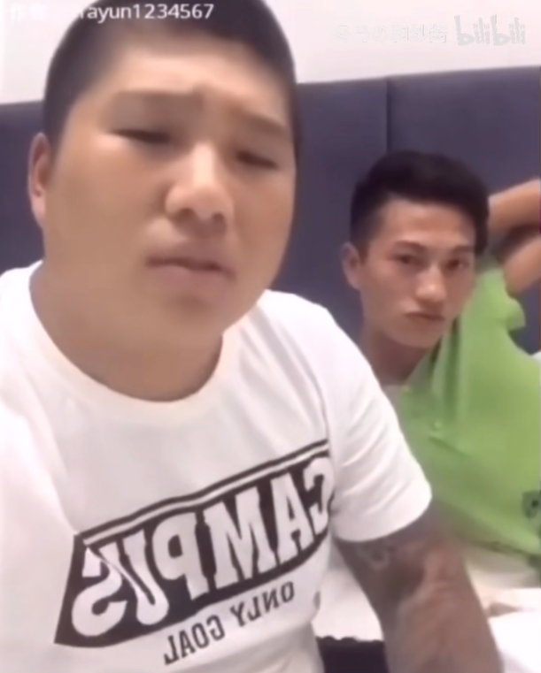 开始于一个叫虎哥的男人,他旁边睡着另一个身穿露肩装的男人小亮