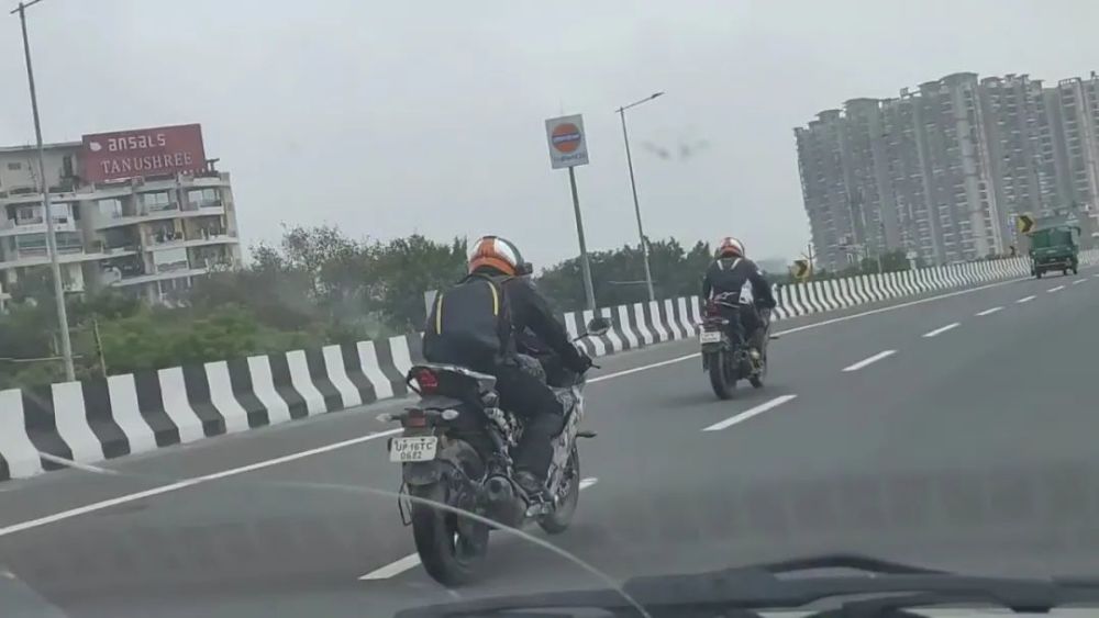 雅马哈YZF-R15改款测试车曝光，采用中央单灯设计