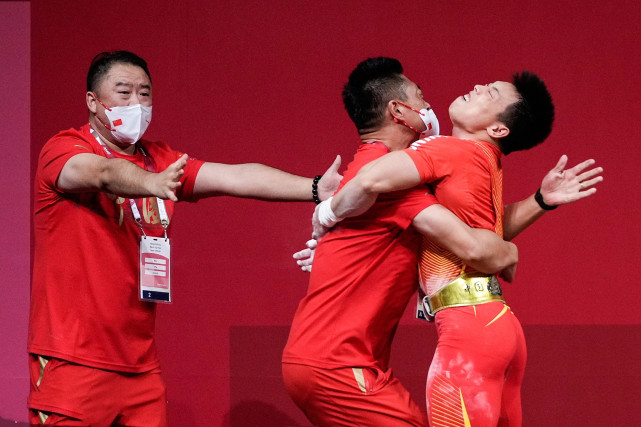 随后的挺举比赛中,莫斯克拉举起了180公斤,领先
