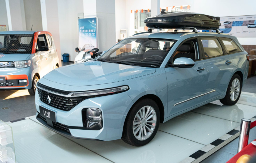 一车多用，自带双人床，车顶放行李，省油且实用，出门不用住酒店