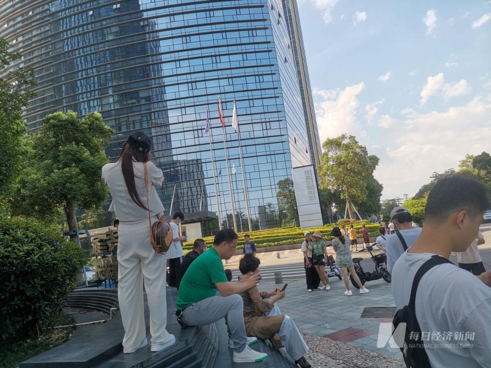 直击鸿星尔克总部 现场有网友高喊"支持国货,河南加油"_腾讯新闻