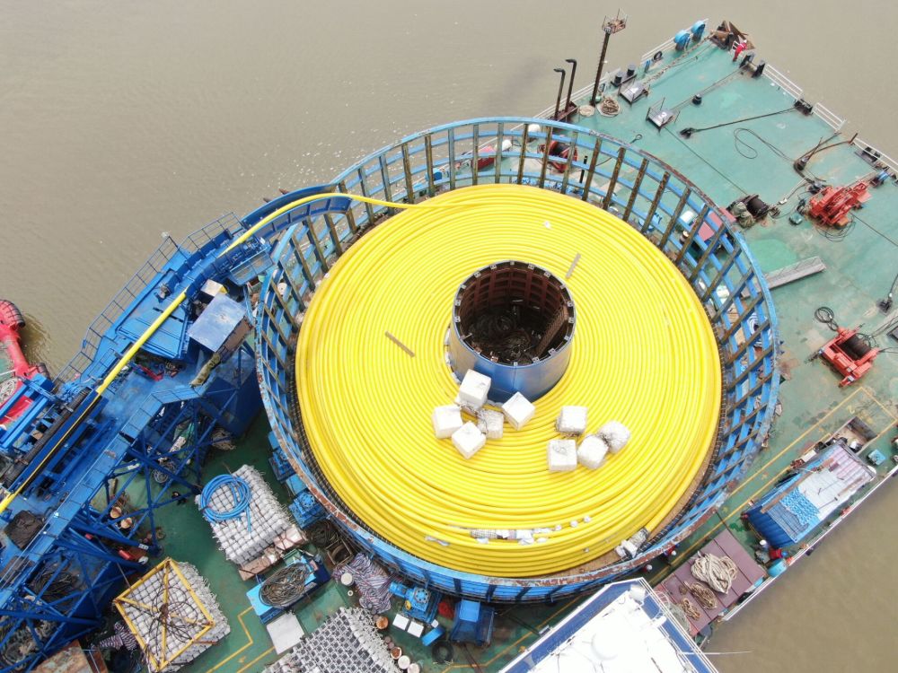 组图首次中国造海底软管辅向渤海湾油田