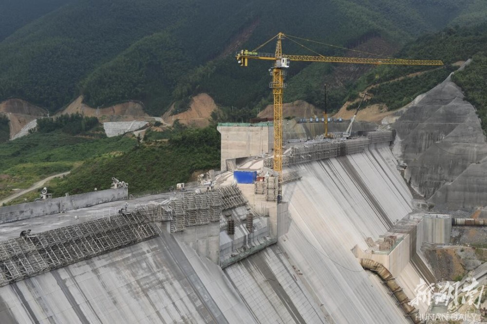 7月25日,蓝山县毛俊镇禾家田村,毛俊水库枢纽工程建设有序推进.