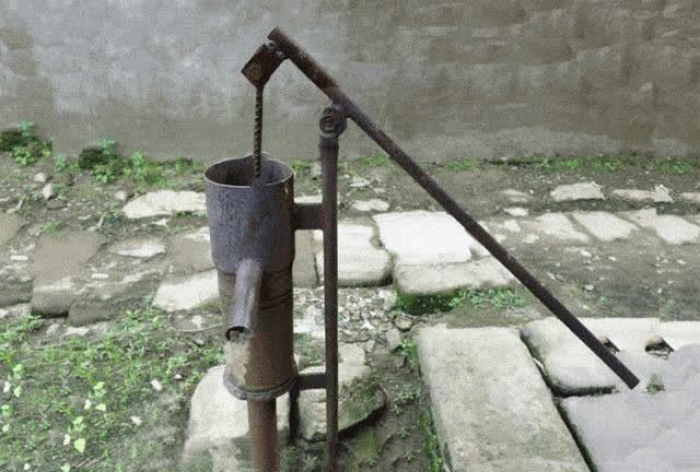 打井的时候,用两个铁棍找水的原理是什么?