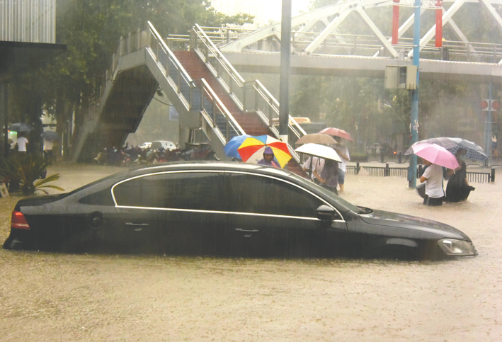暴雨天汽车被水淹了 一文读懂“到底该怎么办”