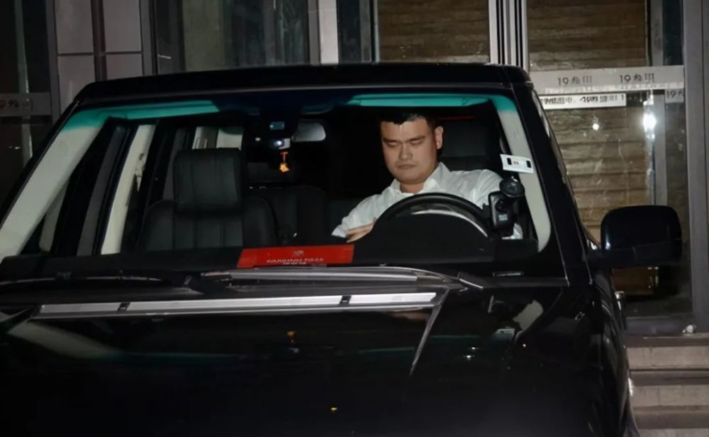 科比 NBA巨人如何开车？戈塔特定制天窗，杜兰特用两指把控方向盘