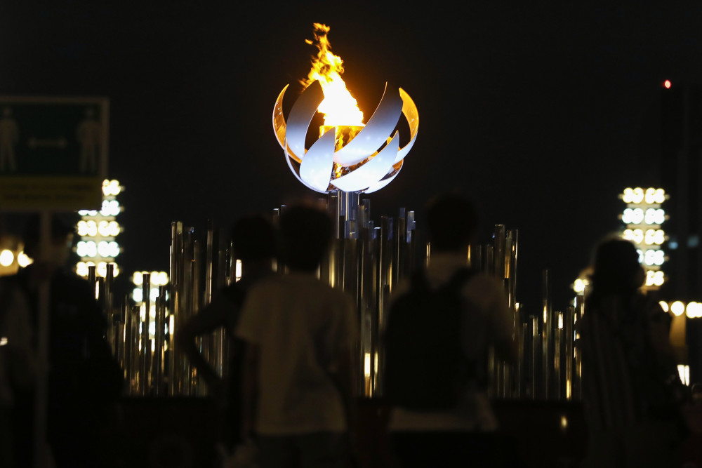 这是7月25日晚在日本东京"梦之大桥"拍摄的圣火台.新华社记者杜潇逸摄