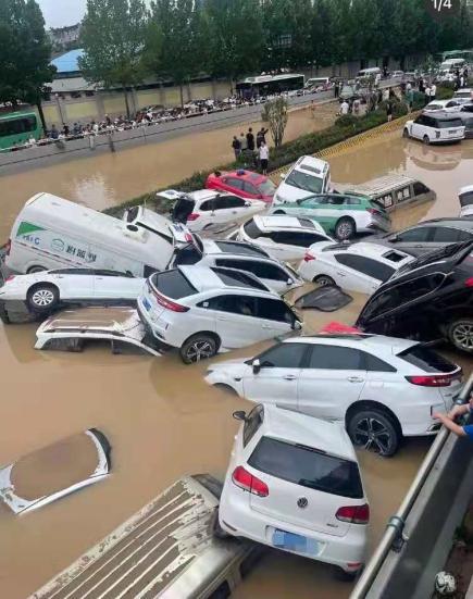 暴雨天行车掌握这三招，关键时候能救命