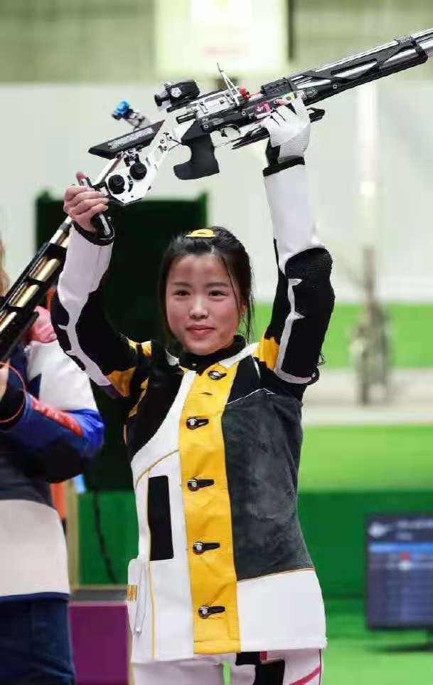 夺金后被采访,杨倩表示:最后一发很紧张,赢在心态和专注度上,并说这是