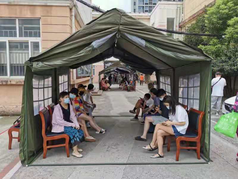 秦虹街道檢測點上搭帳篷無懼風雨更有序