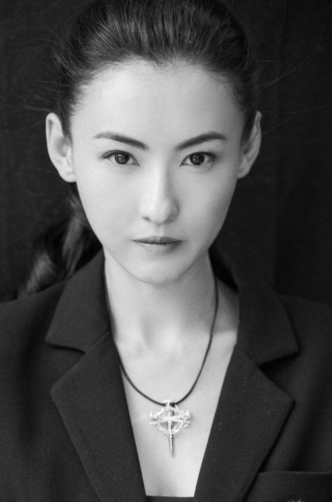 张柏芝独自带三儿子现身机场,幼子正面曝光,颜值超高