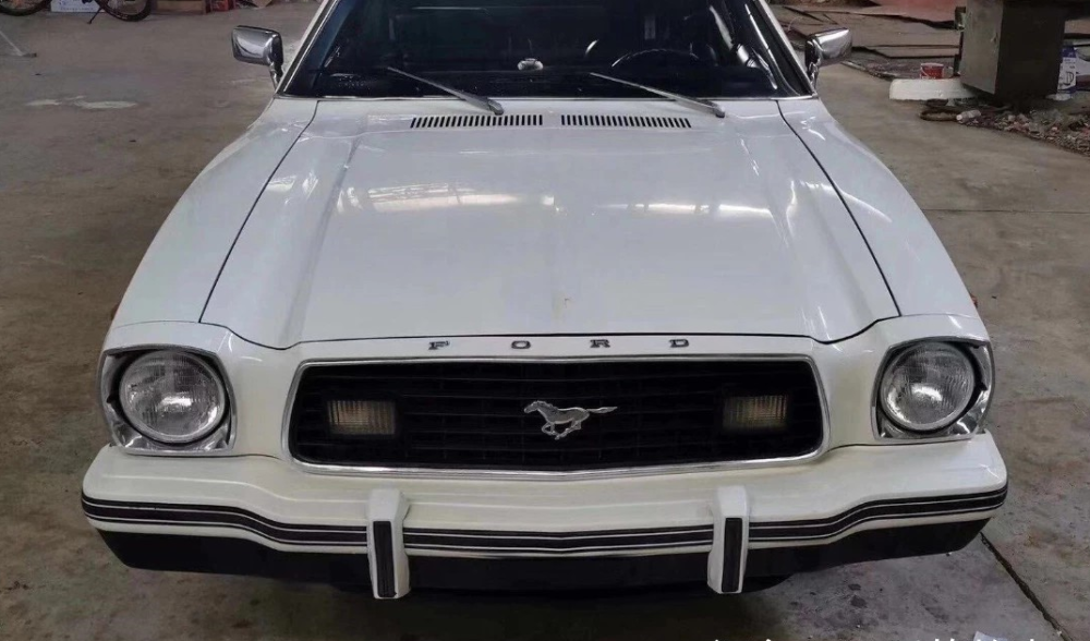 小伙花30万买辆1970款福特野马，车龄50年，漆面经过6次翻新