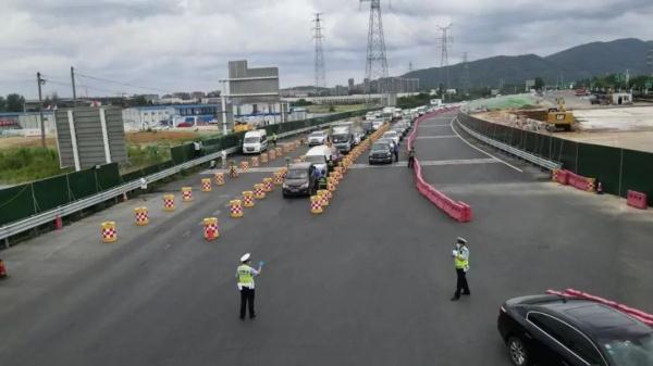 交管部門介紹,在7月20日之前滬寧高速日均車流量為7