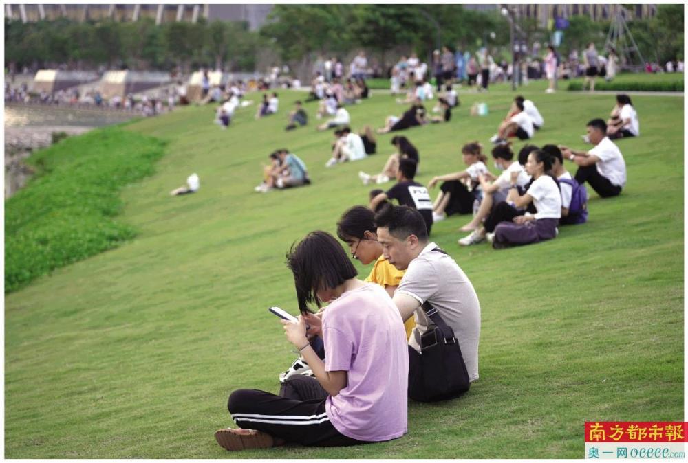 7月25日傍晚的深圳湾人才公园,不少市民到水边乘凉.