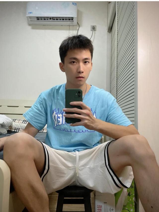 在日常生活中小哥哥也是一个很可爱的大男孩,帅气的他很喜欢吐舌头