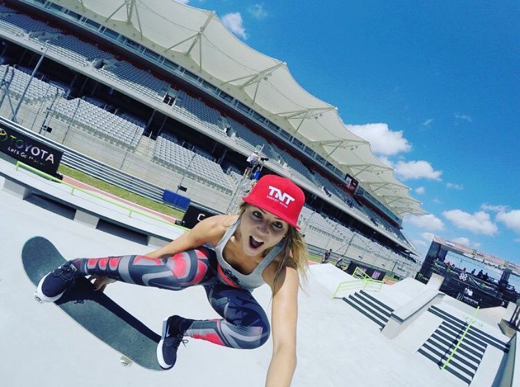 年度女滑手2010年赢得dew tour 波士顿站2009年和2010年赢得maloof