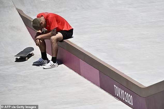 东京奥运男子滑板状况频出,秘鲁选手失误的场景,观众直呼"看着都痛"