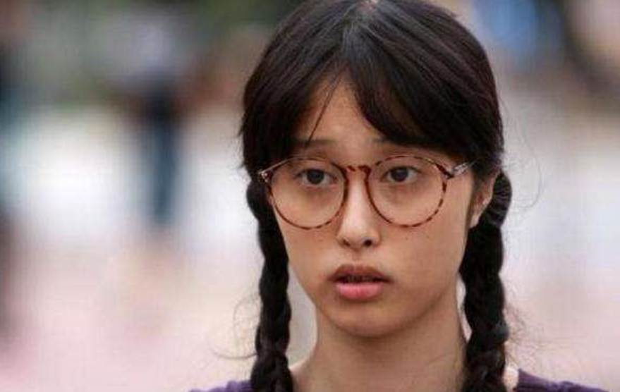 她因演"丑女"大火,却因一张照片被张艺谋赶出剧组,如今成路人