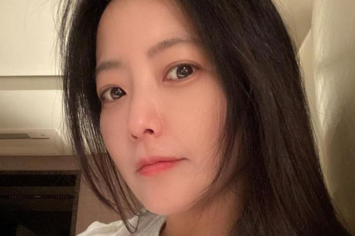 44岁金喜善晒近照,冻龄美貌颜值依旧抗打,新剧综艺忙不停