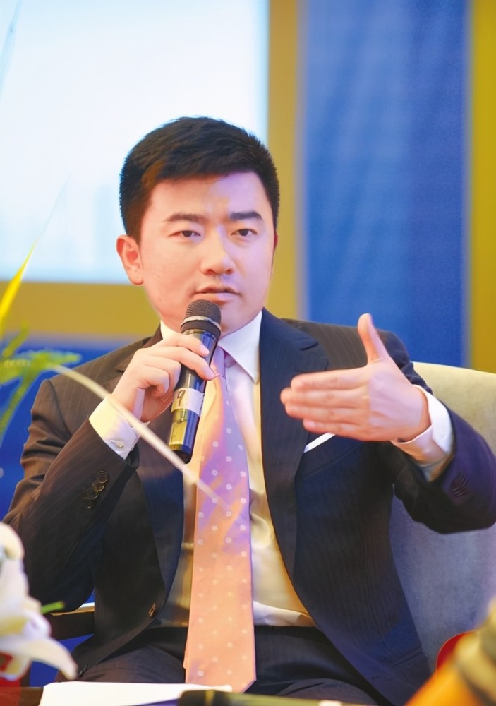 央视主持人芮成钢:将星巴克赶出故宫,却因贪污受贿锒铛入狱_腾讯新闻