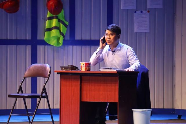 这地方与我命运暂捆绑,丁憬我誓不负三年时光……"演出当晚,剧团演员